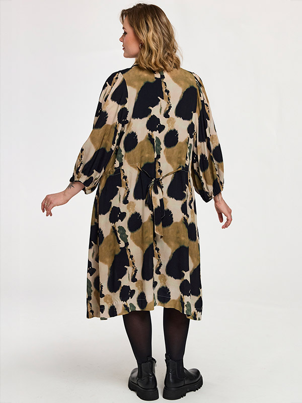 GESTHER - Plus Size Kjole fra Gozzip