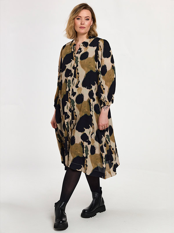 GESTHER - Plus Size Kjole fra Gozzip