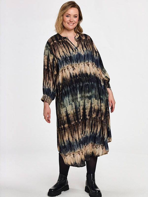 GVALDIS - Plus Size Kjole fra Gozzip