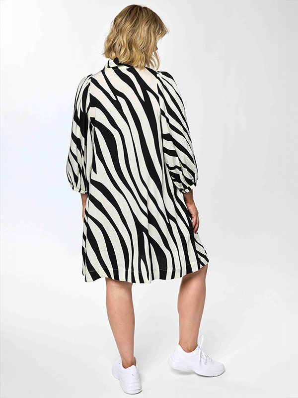 GWILMA - Plus Size Kjole fra Gozzip