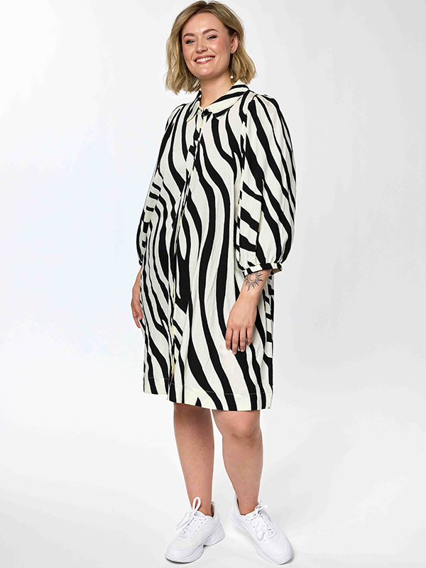 GWILMA - Plus Size Kjole fra Gozzip