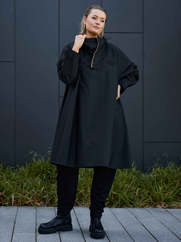 RAIN - Plus Size Poncho fra Gozzip Black