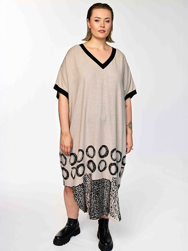 GNIA - Plus Size Kjole fra Gozzip Black