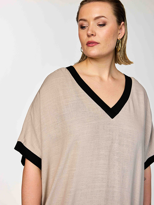 GNIA - Plus Size Kjole fra Gozzip Black