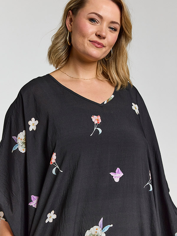 GLIA - Plus Size Kjole fra Gozzip