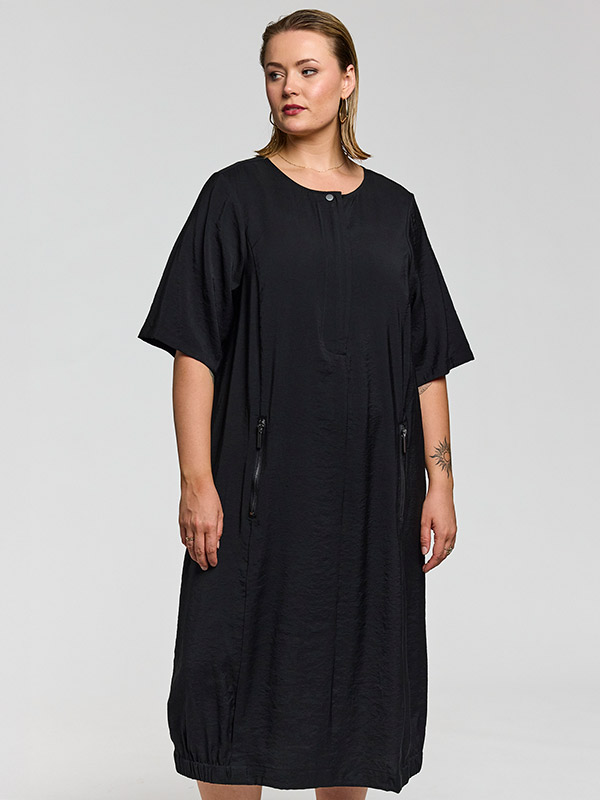 GHAZEL - Plus Size Kjole fra Gozzip Black