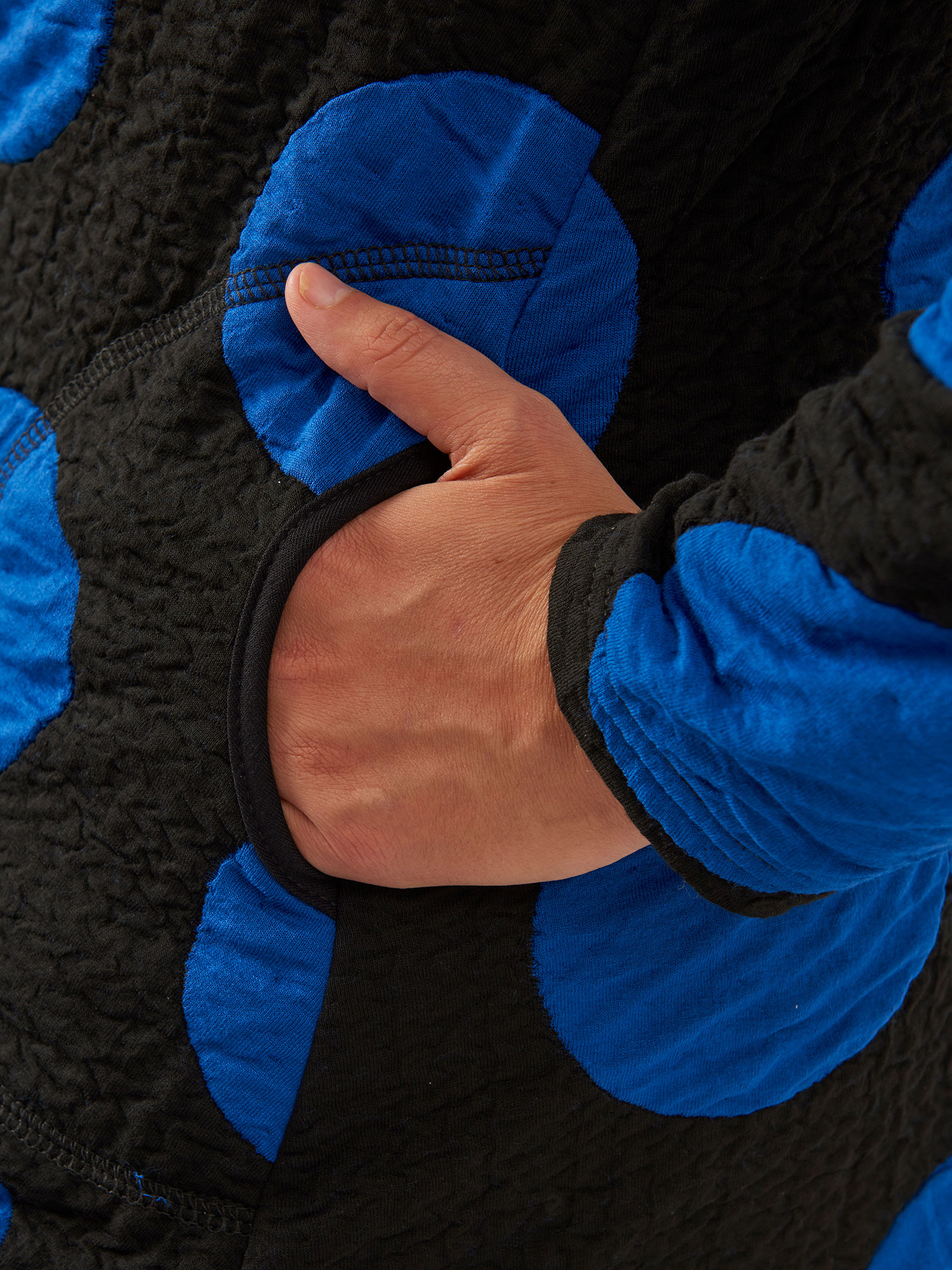 Jola - svart tunika i kraftig kvalitet med store blå prikker fra Pont Neuf