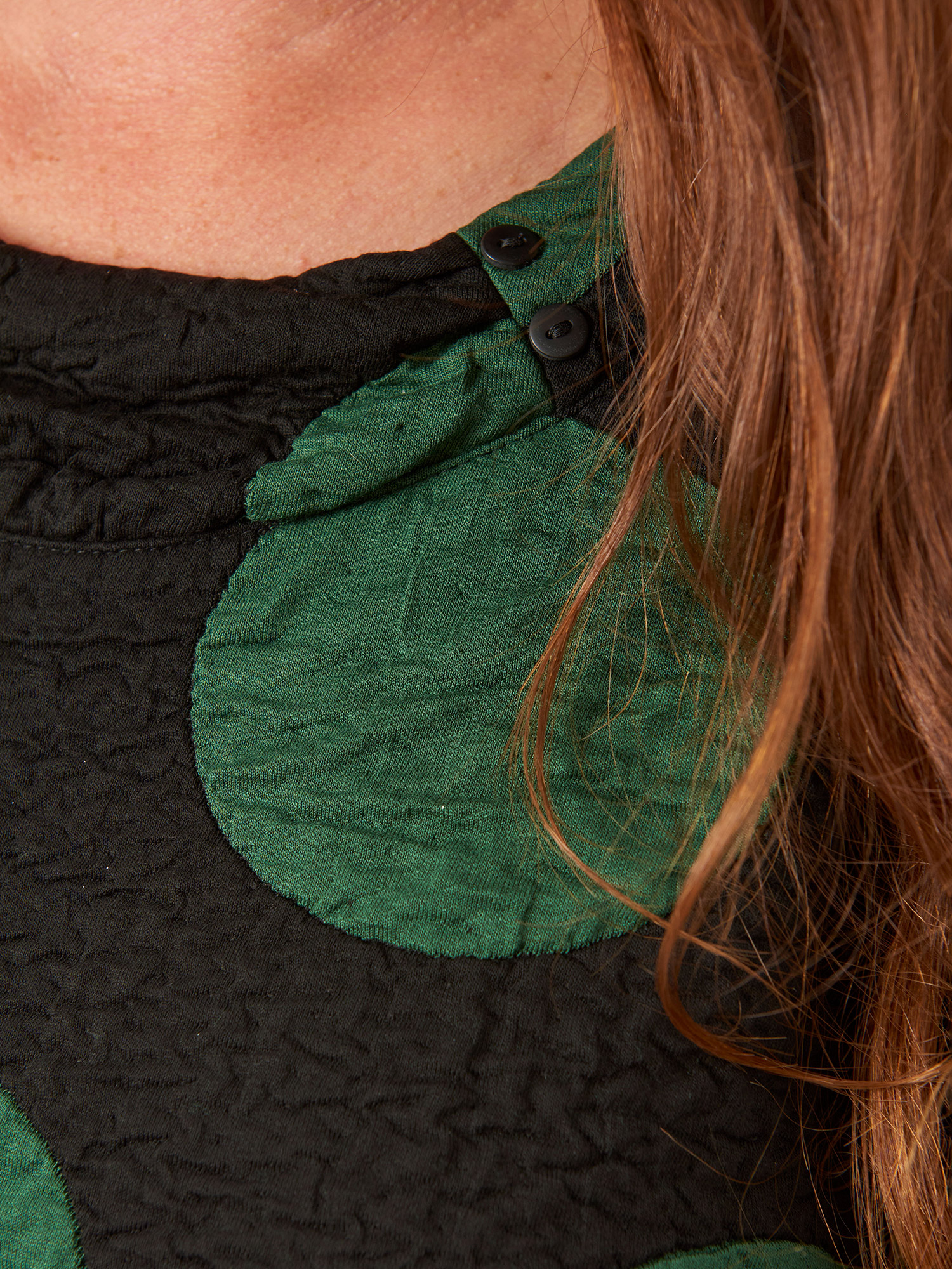 Jola - svart tunika i kraftig kvalitet med store grønne prikker fra Pont Neuf