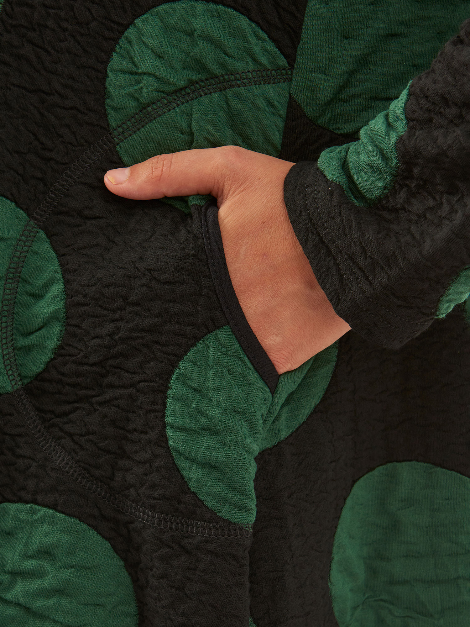 Jola - svart tunika i kraftig kvalitet med store grønne prikker fra Pont Neuf