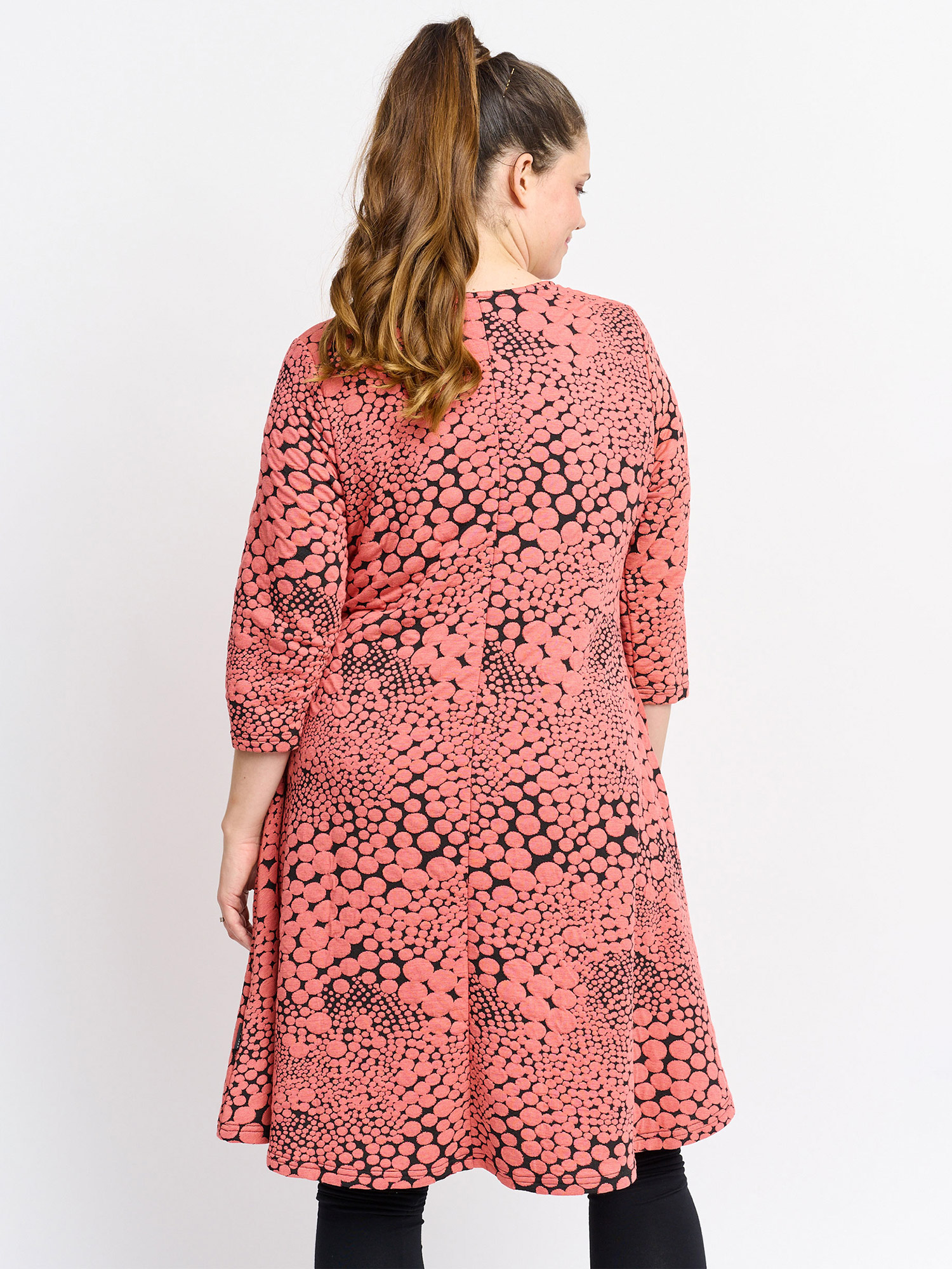 KITTY - Korallrød kjole med svart mønster fra Pont Neuf