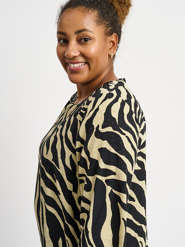 SARONA - Plus Size Kjole fra Pont Neuf