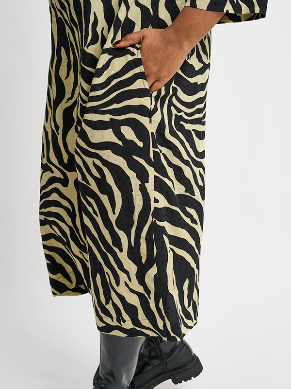 SARONA - Plus Size Kjole fra Pont Neuf