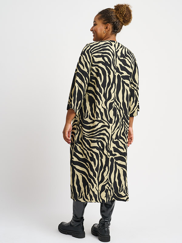 SARONA - Plus Size Kjole fra Pont Neuf