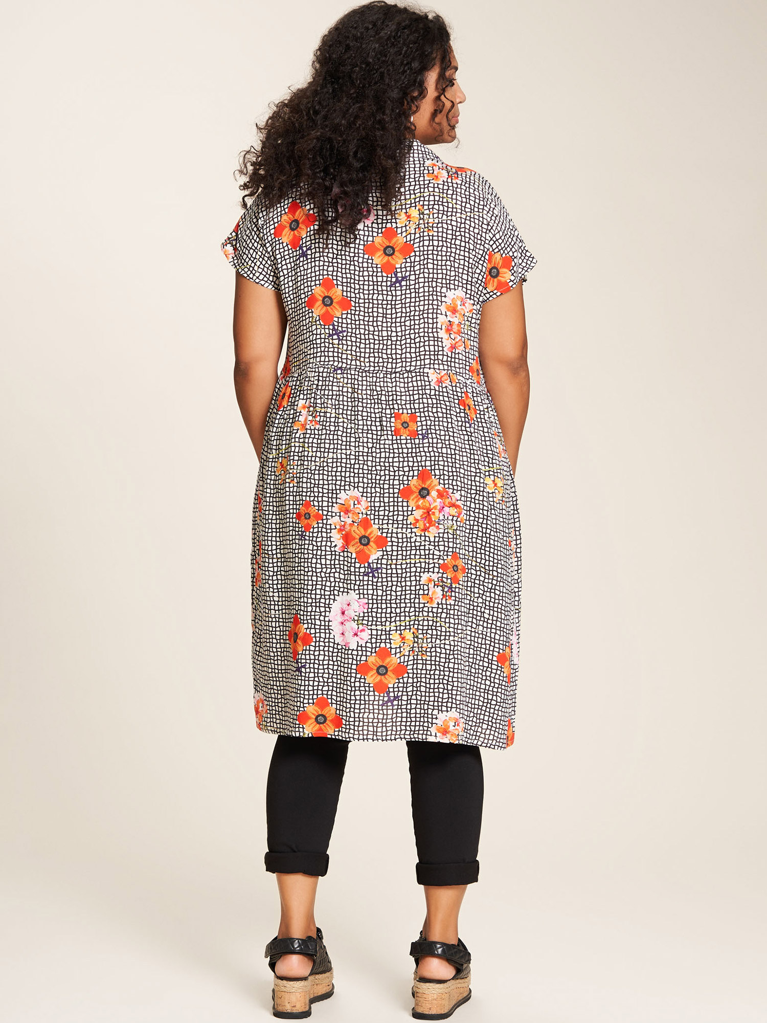 Lise - viskose kjole i flott print med orange blomster fra Studio