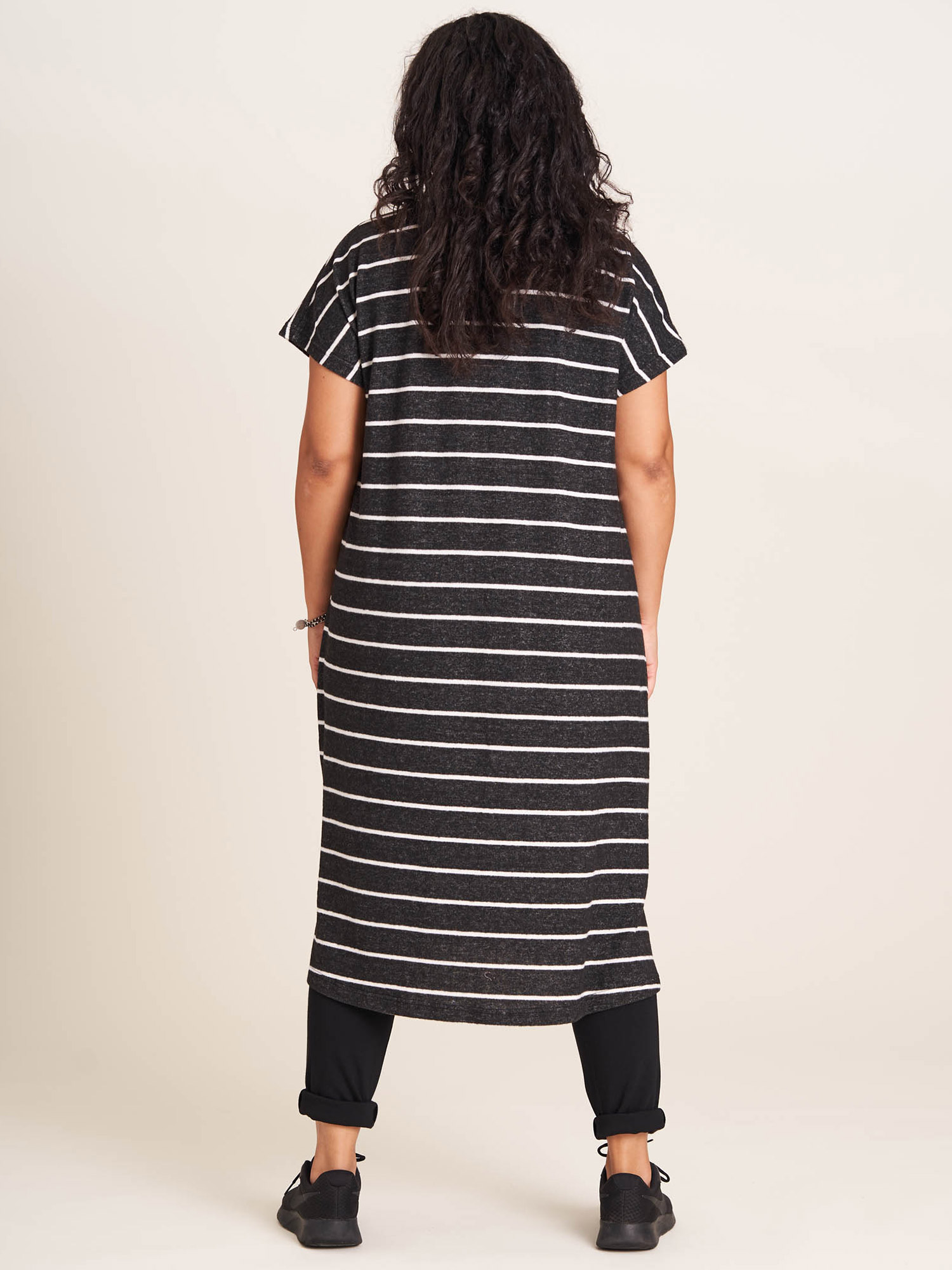 ANNE-GRETE - Myk svart kjole med hvite striper fra Studio