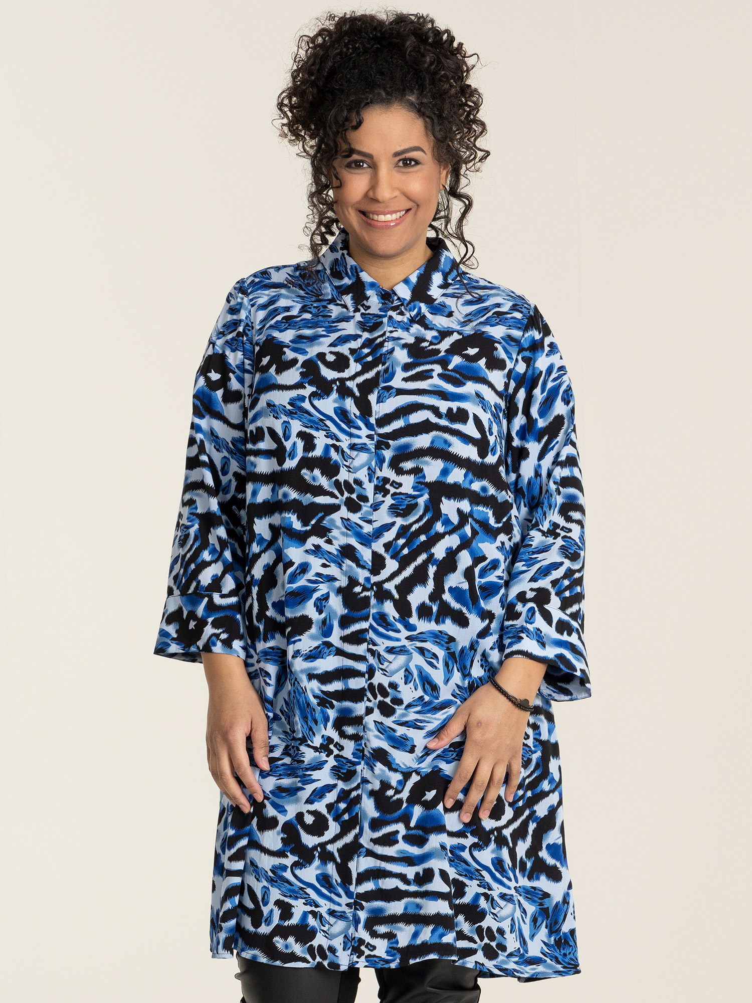 Emilie - Skjortetunika i viskose med blått print fra Studio