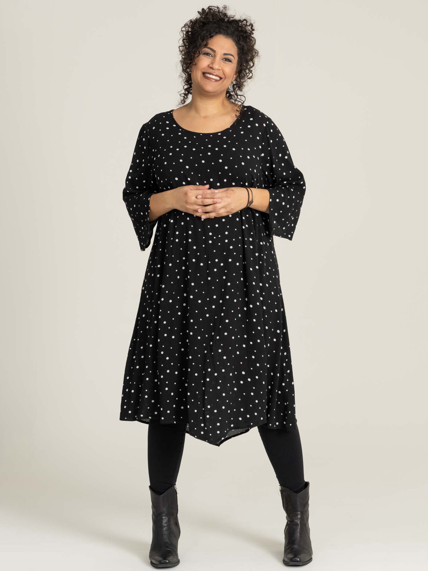 Pernille - svart kjole i crepe viskose med fine hvite prikker fra Studio