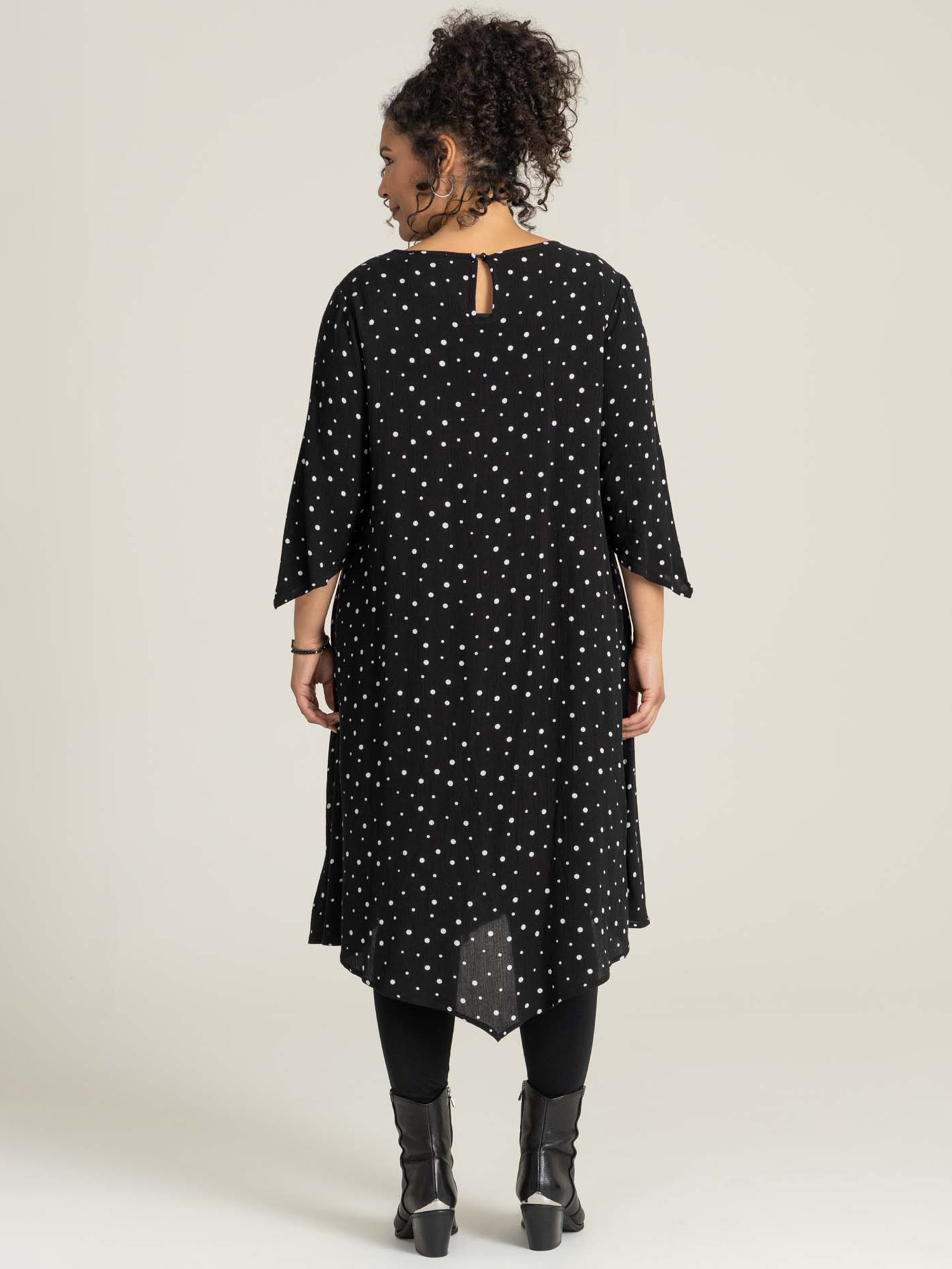 Pernille - svart kjole i crepe viskose med fine hvite prikker fra Studio