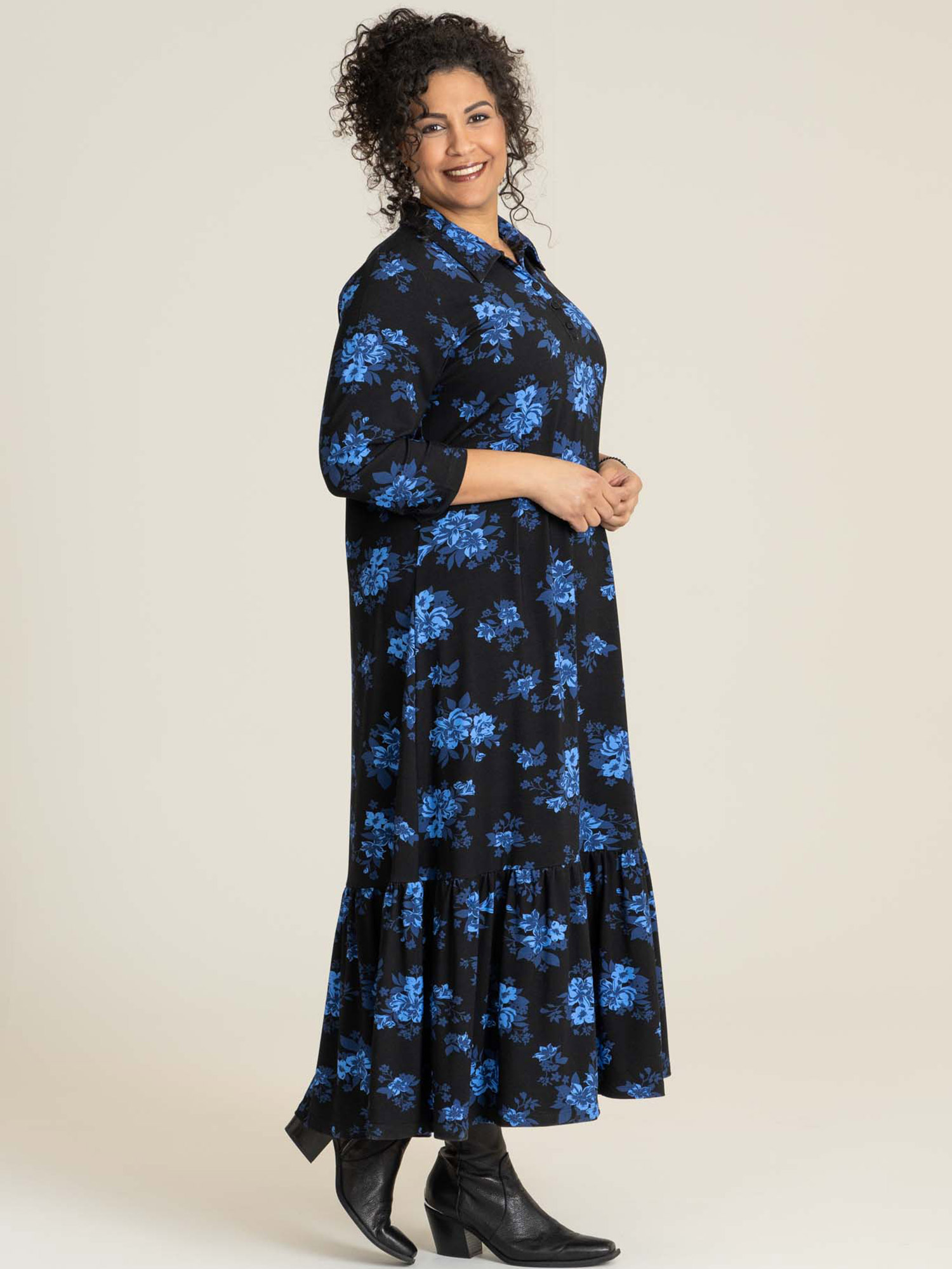 Sissi - svart kjole i viskosejersey med blå blomster fra Studio