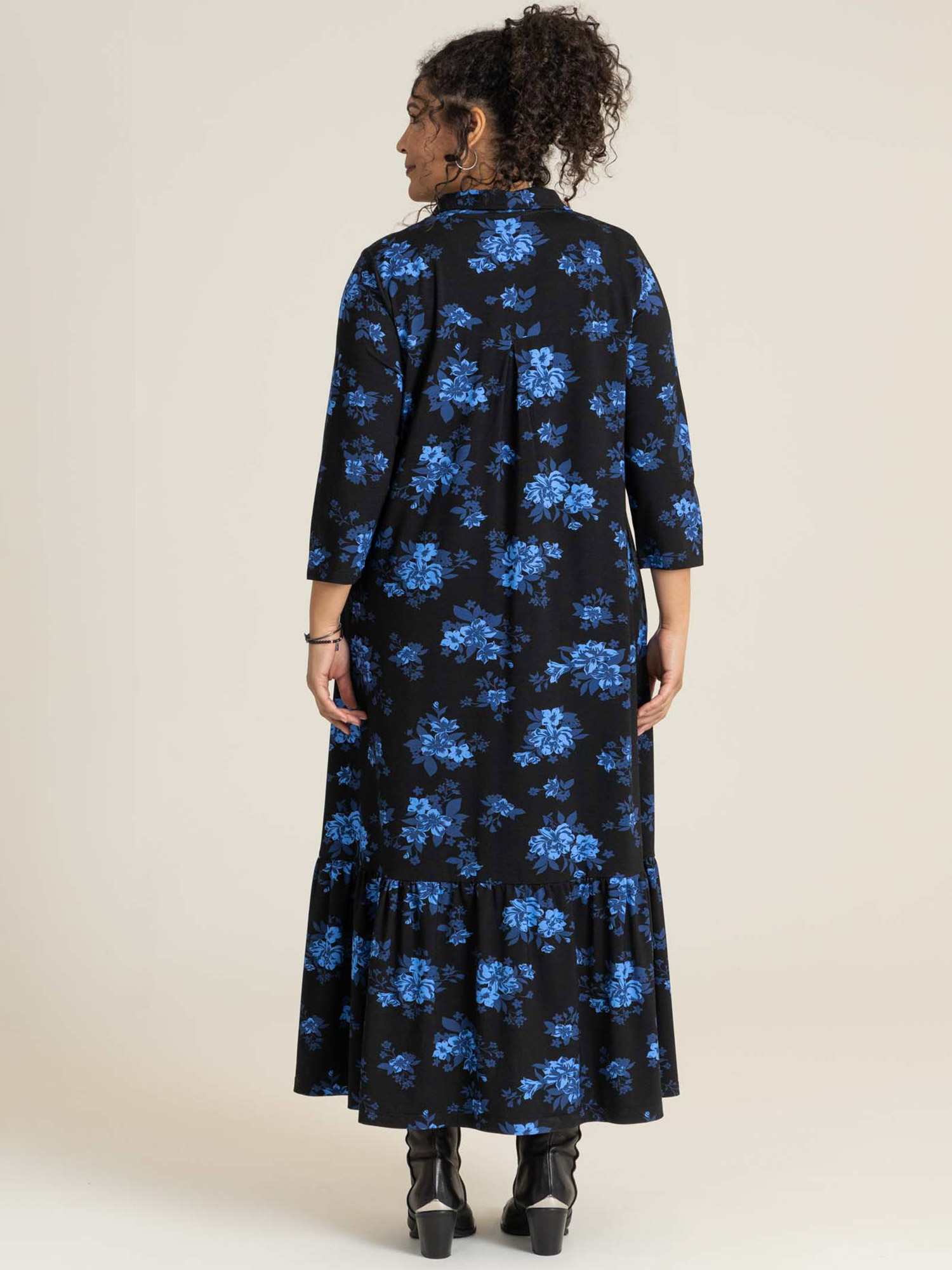 Sissi - svart kjole i viskosejersey med blå blomster fra Studio