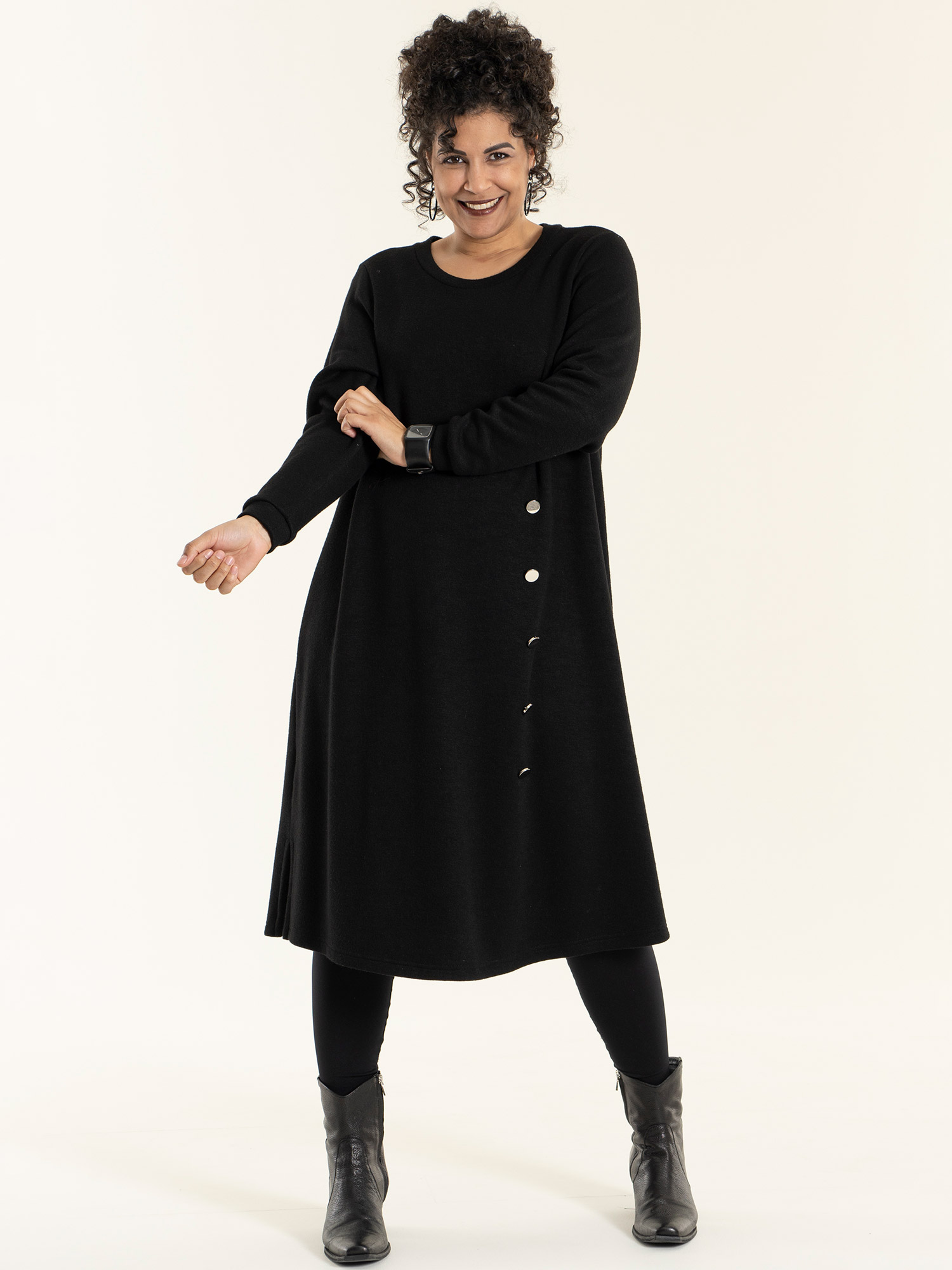 Annemette - svart striket kjole med fine pynteknapper fra Studio