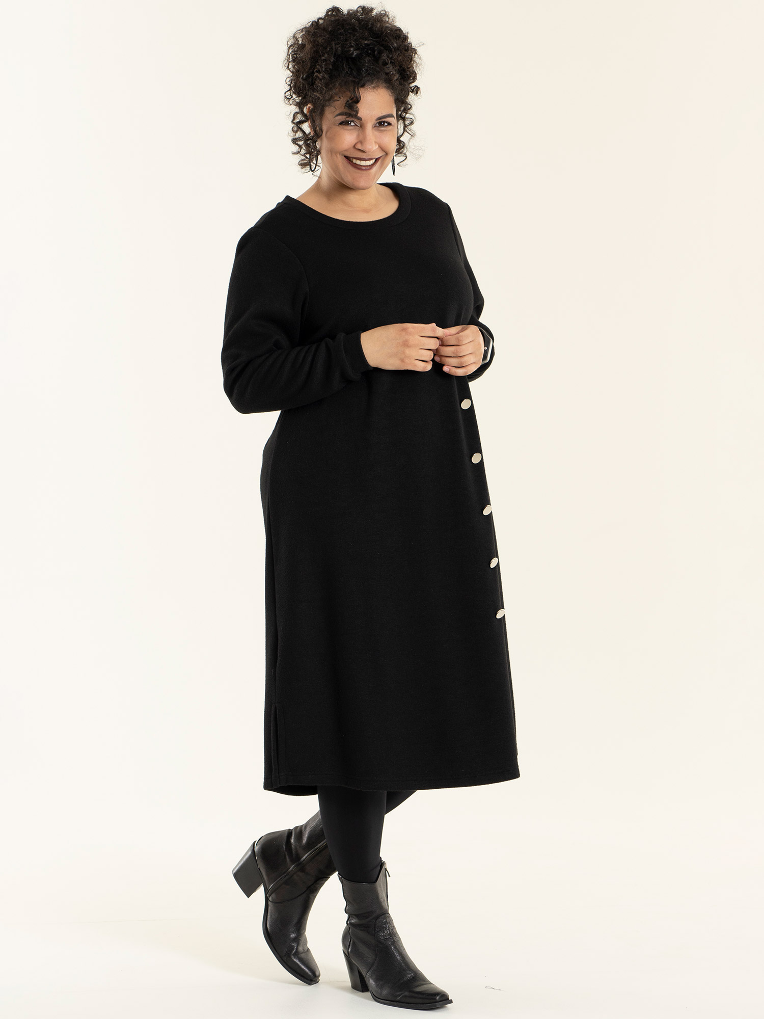 Annemette - svart striket kjole med fine pynteknapper fra Studio