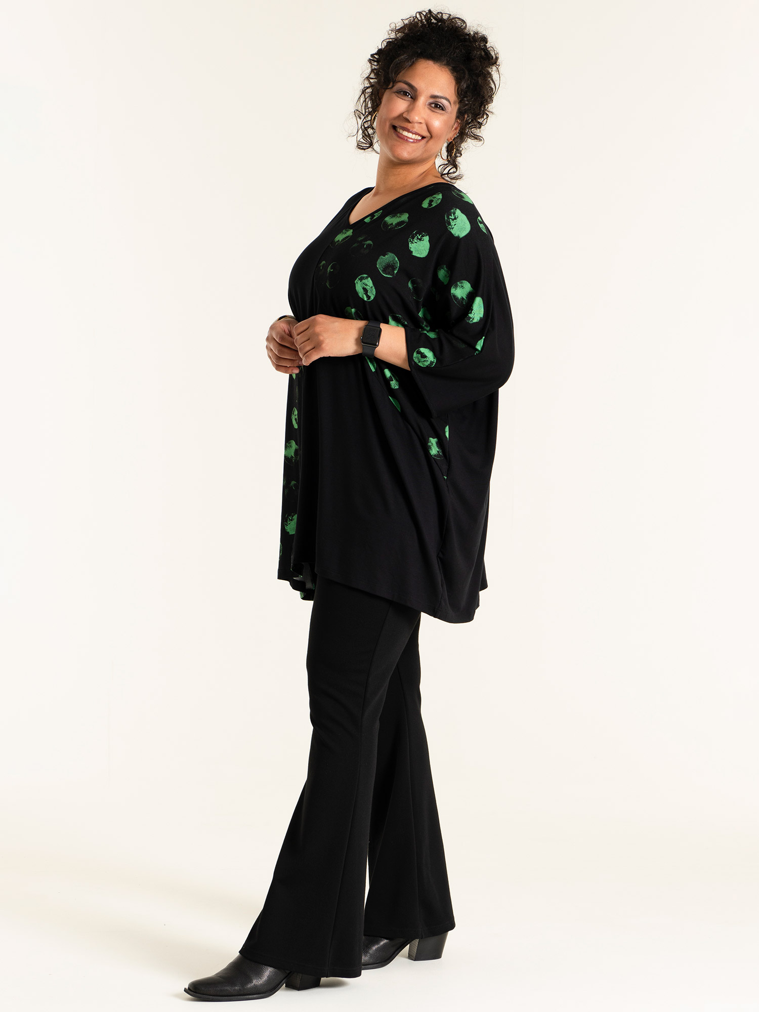 STINA - Svart tunika med grønt print fra Studio