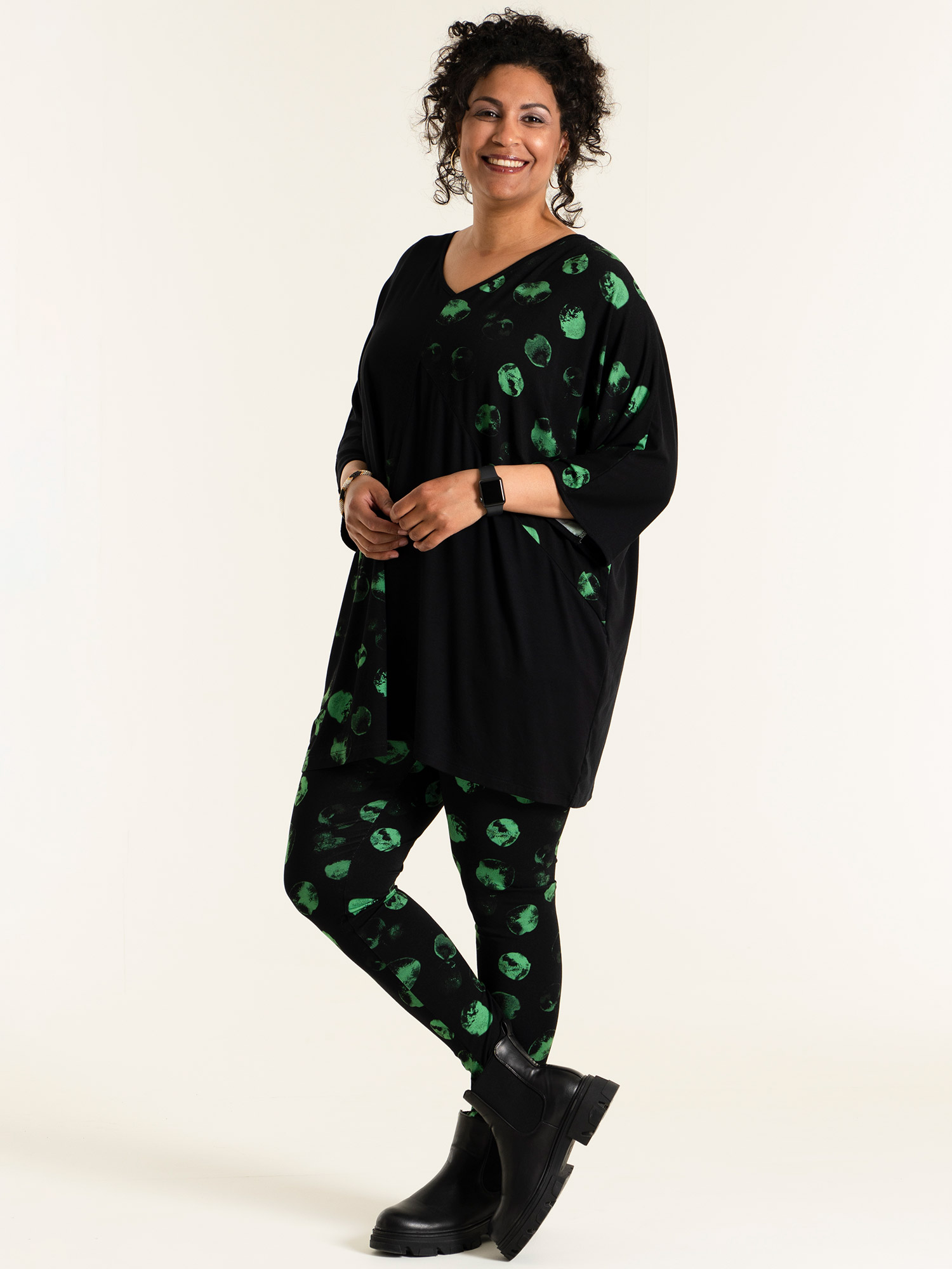STINA - Svart tunika med grønt print fra Studio