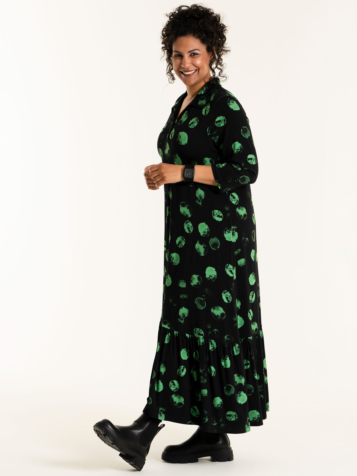 SISSI - Svart kjole med mønster fra Studio