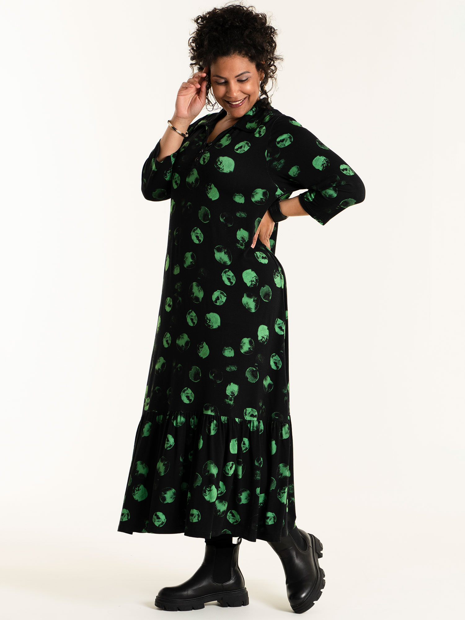 SISSI - Svart kjole med mønster fra Studio