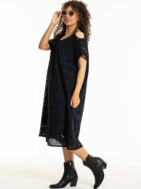 DORRIS - Plus Size Kjole fra Studio