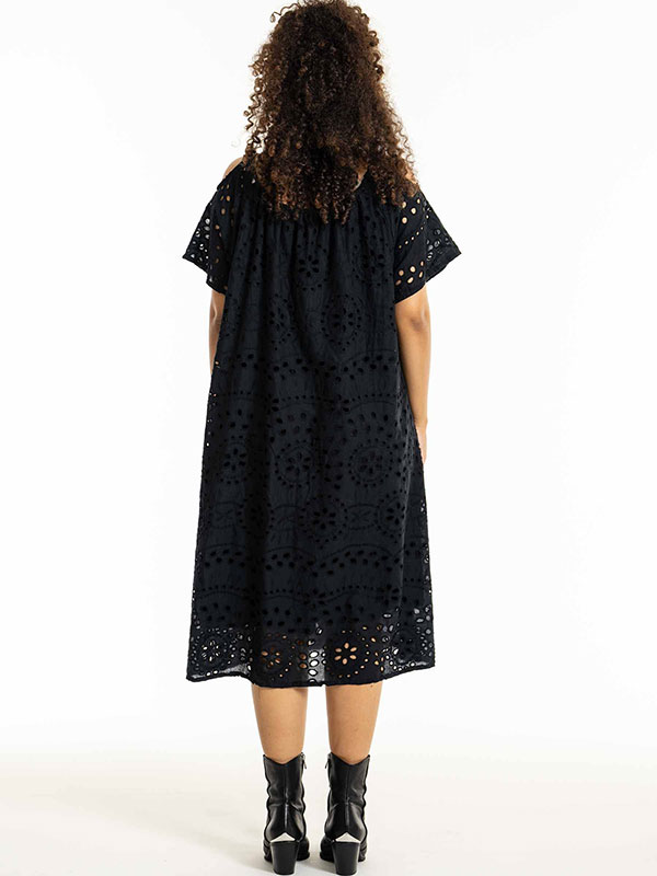 DORRIS - Plus Size Kjole fra Studio