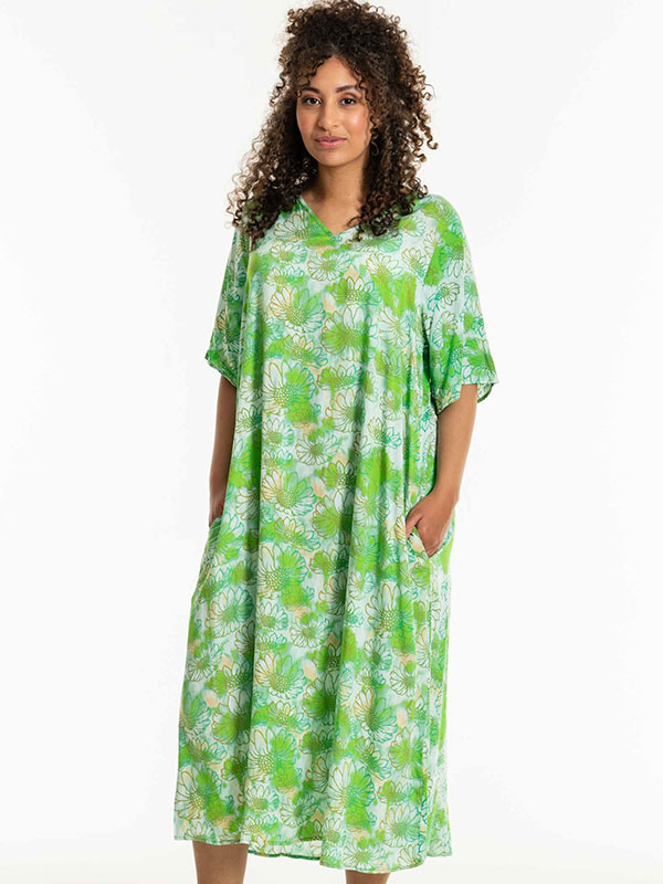 SOLVEJ - Plus Size Kjole fra Studio