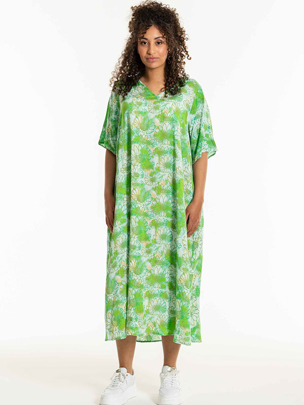 SOLVEJ - Plus Size Kjole fra Studio