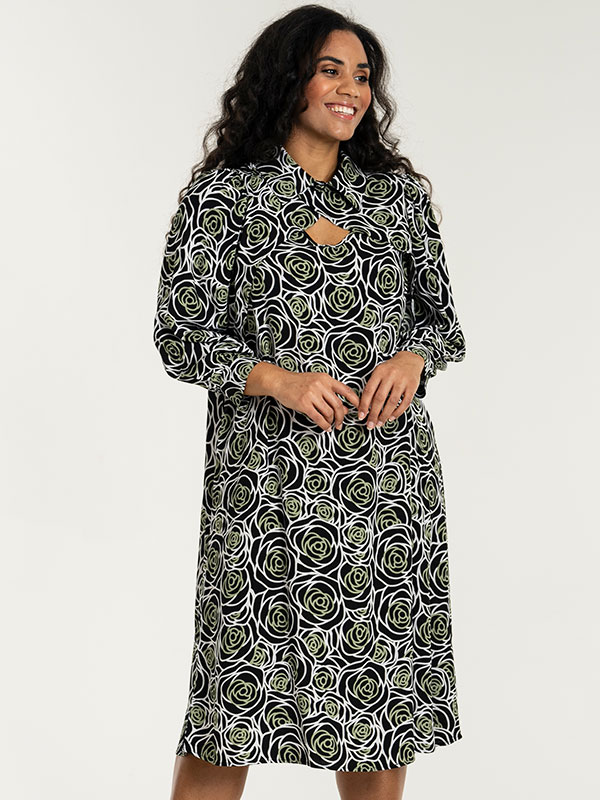 BETTE - Plus Size Kjole fra Studio