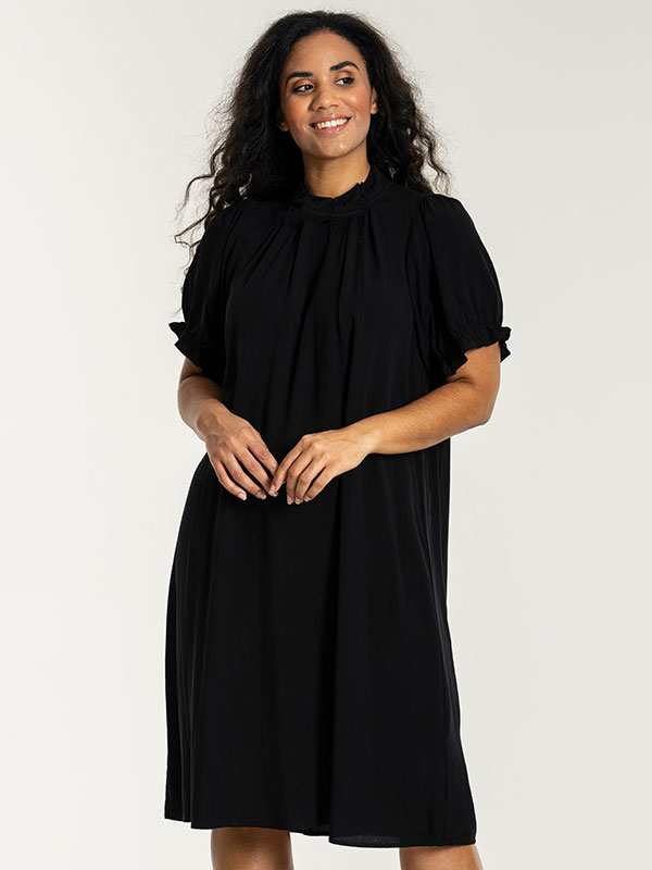 FRANCIE - Plus Size Kjole fra Studio