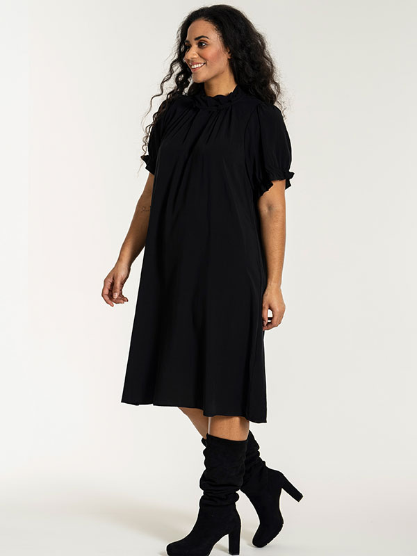 FRANCIE - Plus Size Kjole fra Studio