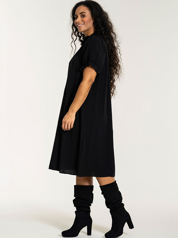 FRANCIE - Plus Size Kjole fra Studio