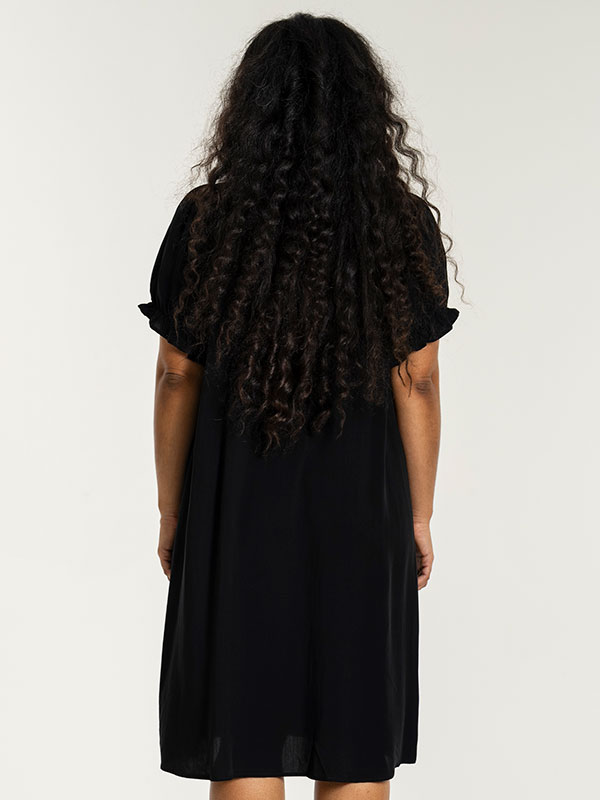 FRANCIE - Plus Size Kjole fra Studio