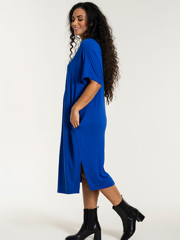 FRIEDA - Plus Size Kjole fra Studio