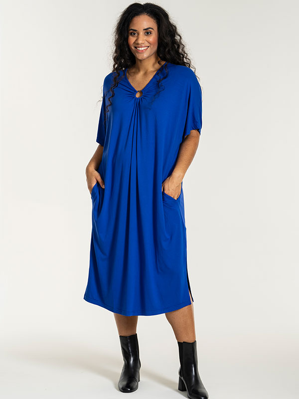 FRIEDA - Plus Size Kjole fra Studio