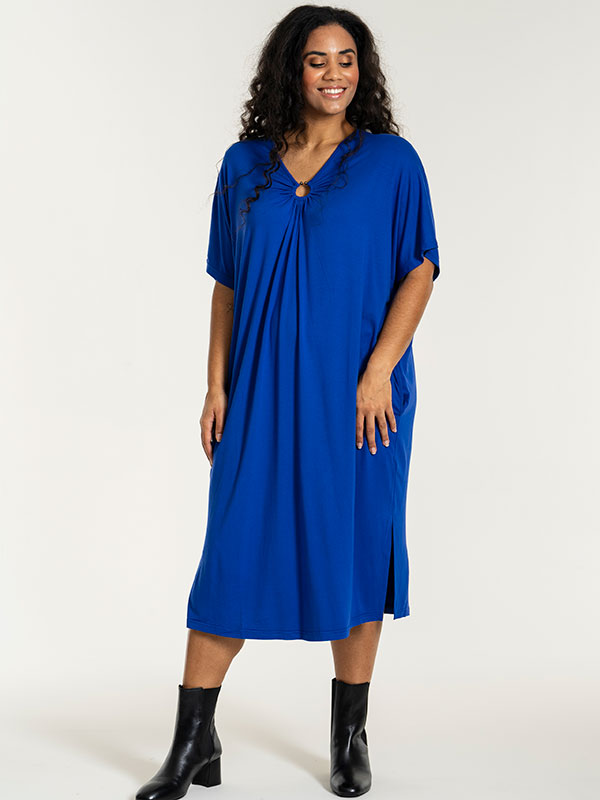 FRIEDA - Plus Size Kjole fra Studio