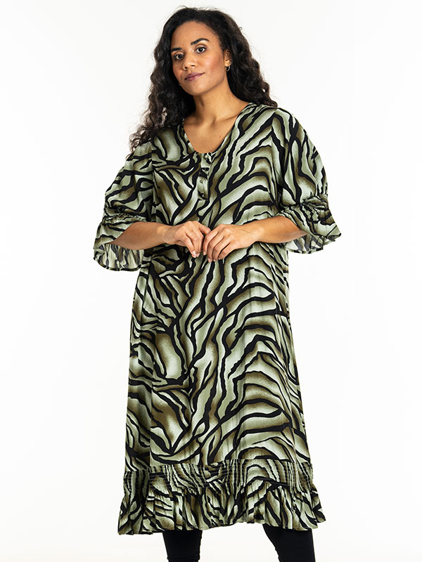 GENA - Plus Size Kjole fra Studio