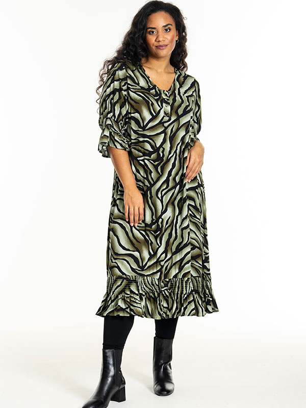 GENA - Plus Size Kjole fra Studio