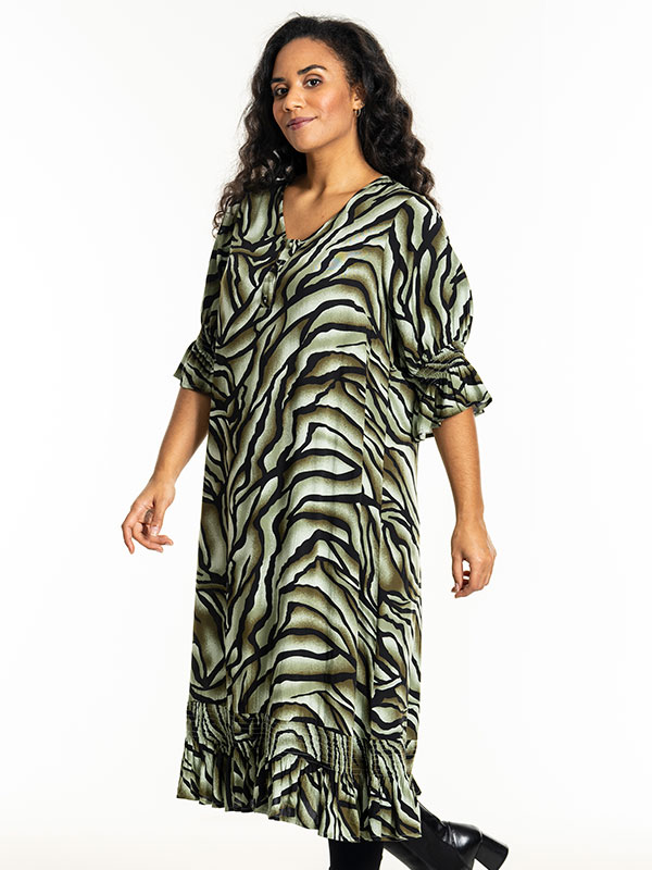 GENA - Plus Size Kjole fra Studio