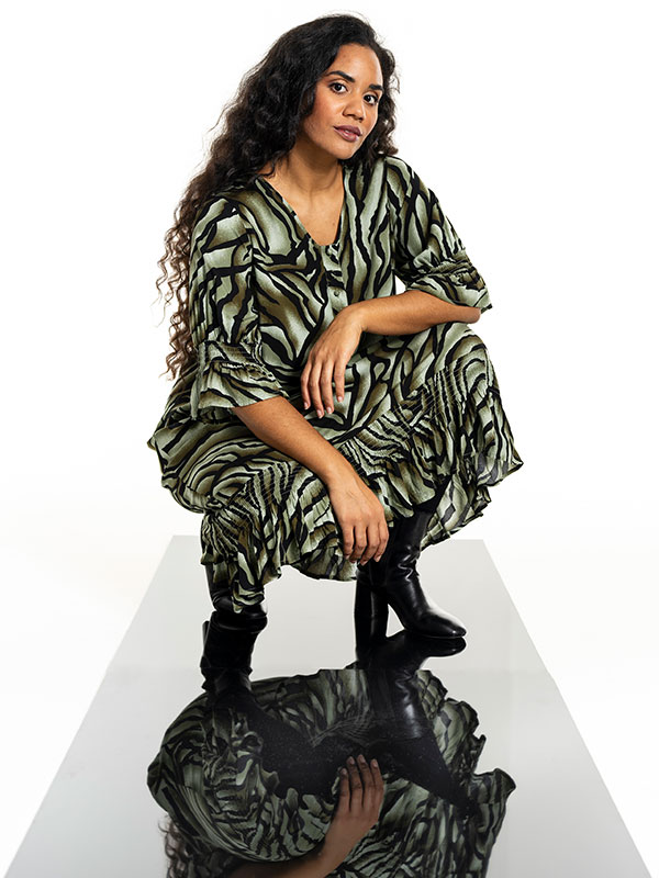 GENA - Plus Size Kjole fra Studio