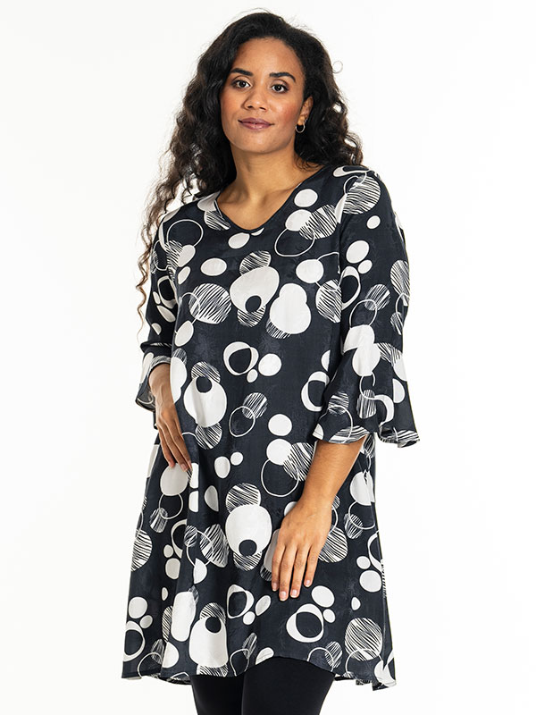GULLAN - Plus Size Kjole fra Studio