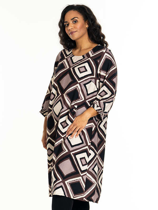 GUNNEL - Plus Size Kjole fra Studio
