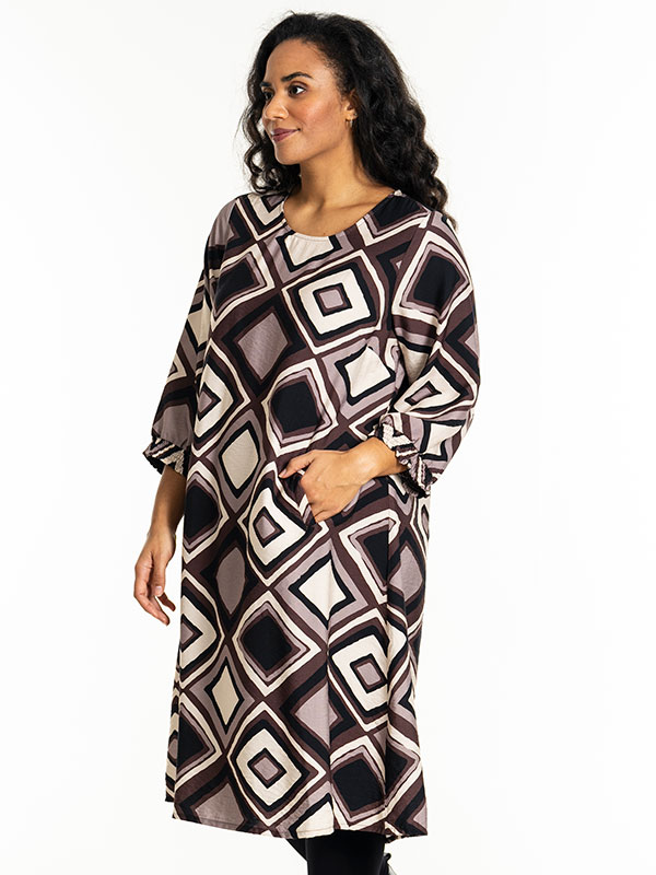 GUNNEL - Plus Size Kjole fra Studio