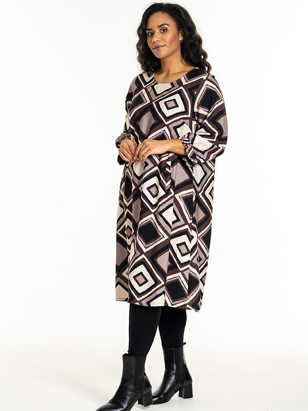 GUNNEL - Plus Size Kjole fra Studio